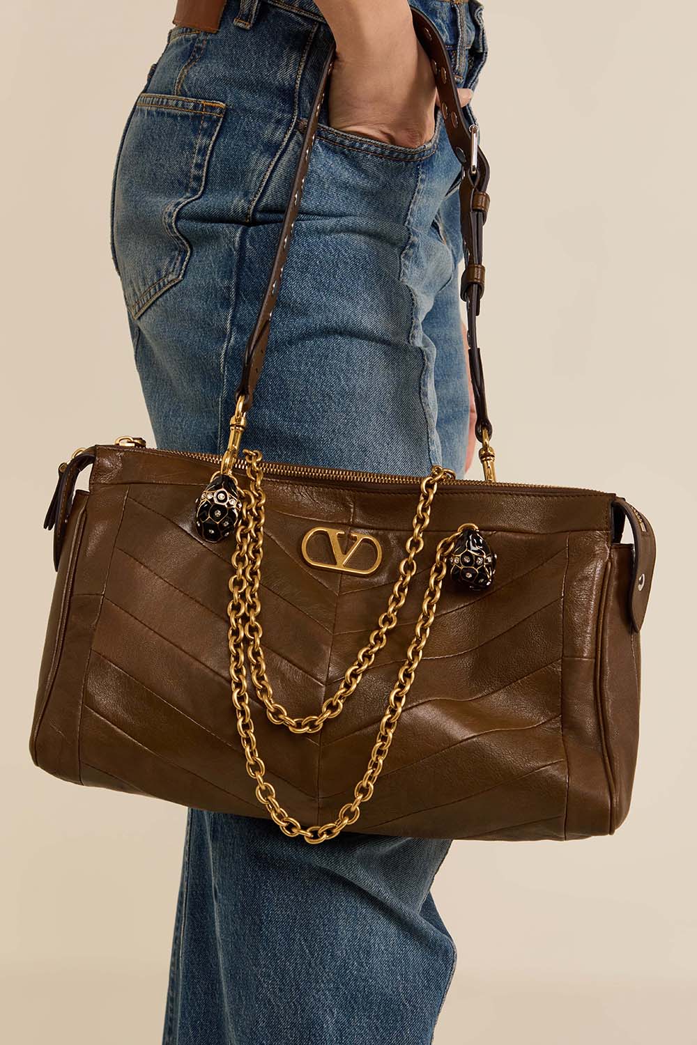 תמונת כל הלוק של תיק כתף